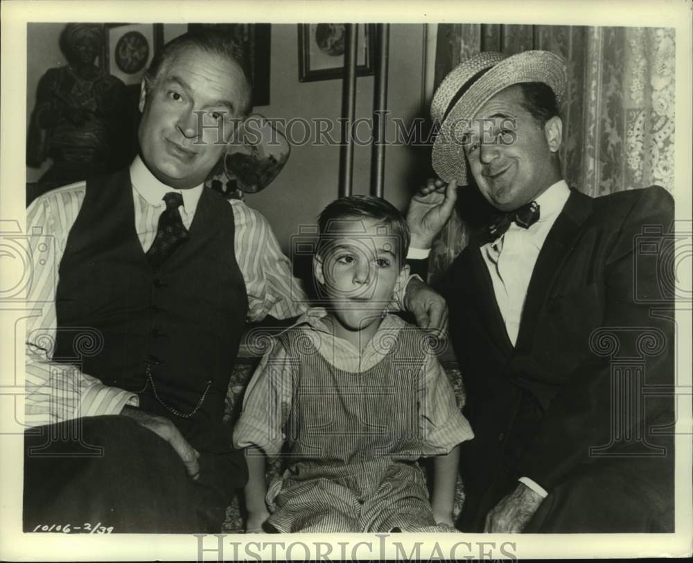 Press Photo Comedian Bob Hope shown with friends - lrx03757- Historic Images