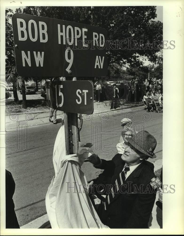 Press Photo Bob Hope shown at Bob Hope Road - lrx03965- Historic Images