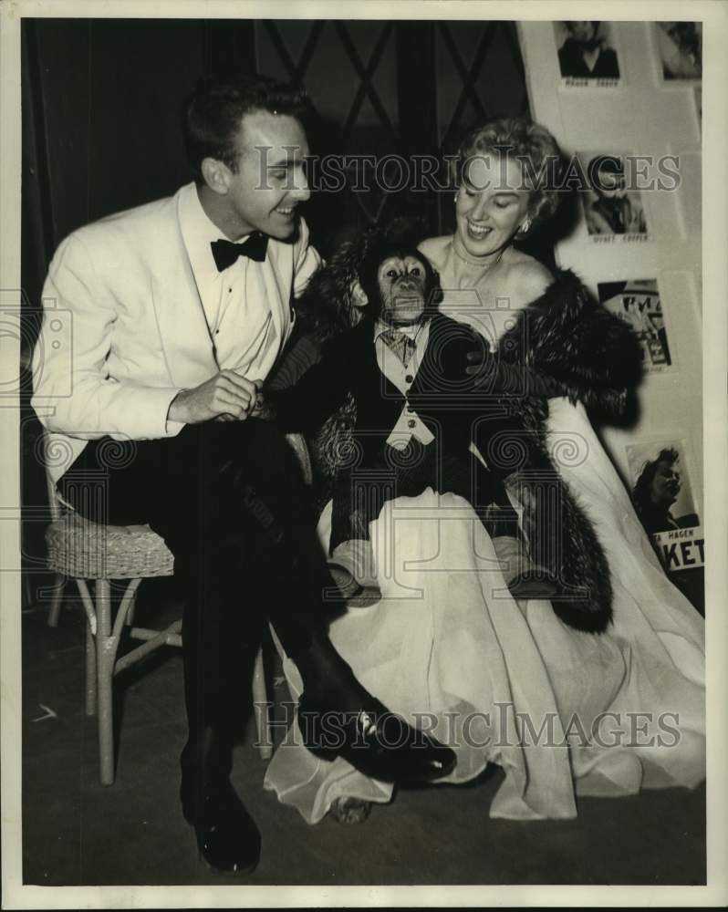 1954 Press Photo Bea and Thomas May with TV chimp J. Fred Muggs in a play- Historic Images