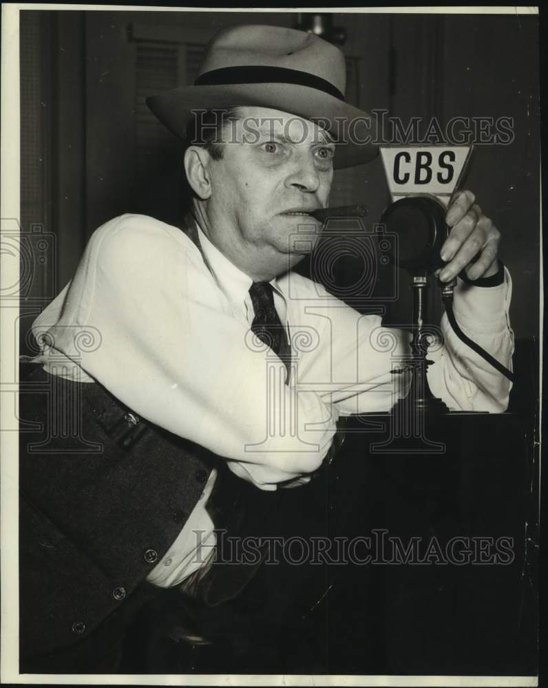 1941 Press Photo Actor Red Sparks on his CBS Show - lrx04260- Historic Images