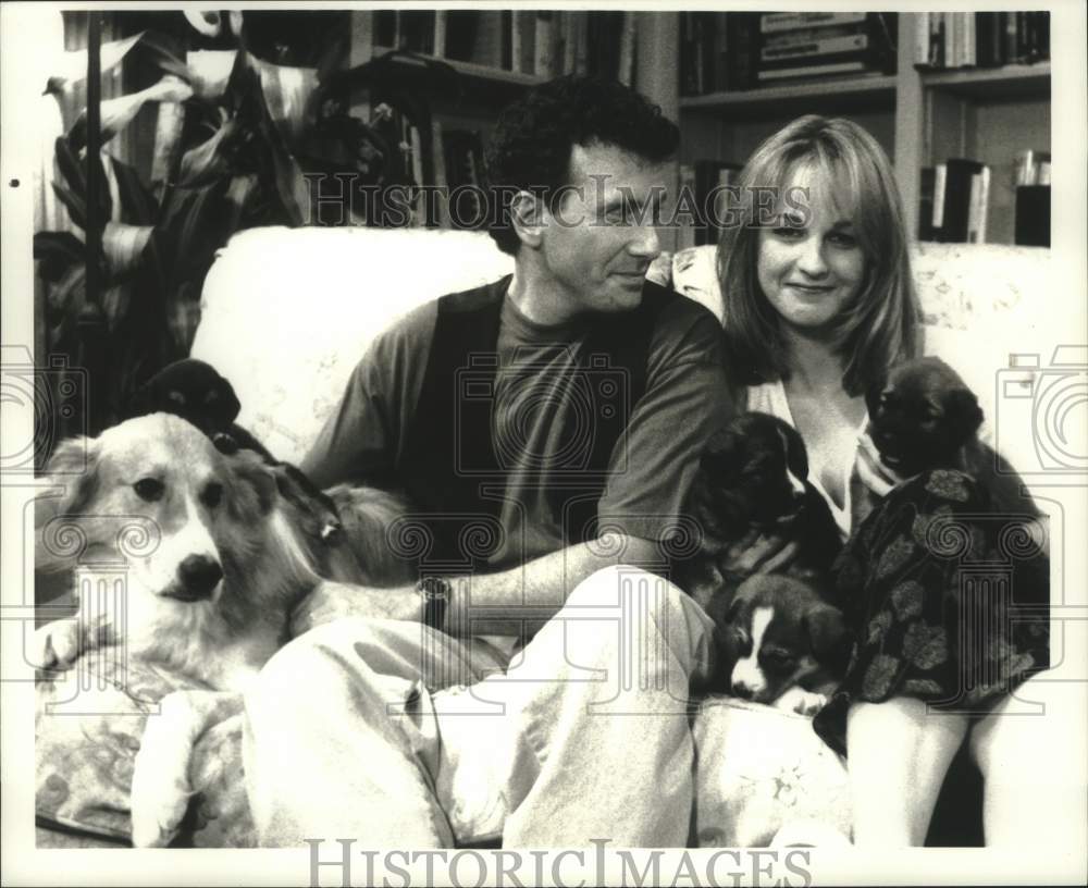 Press Photo Paul Reiser, Helen Hunt star in &quot;Mad About You&quot; - lrx05574- Historic Images