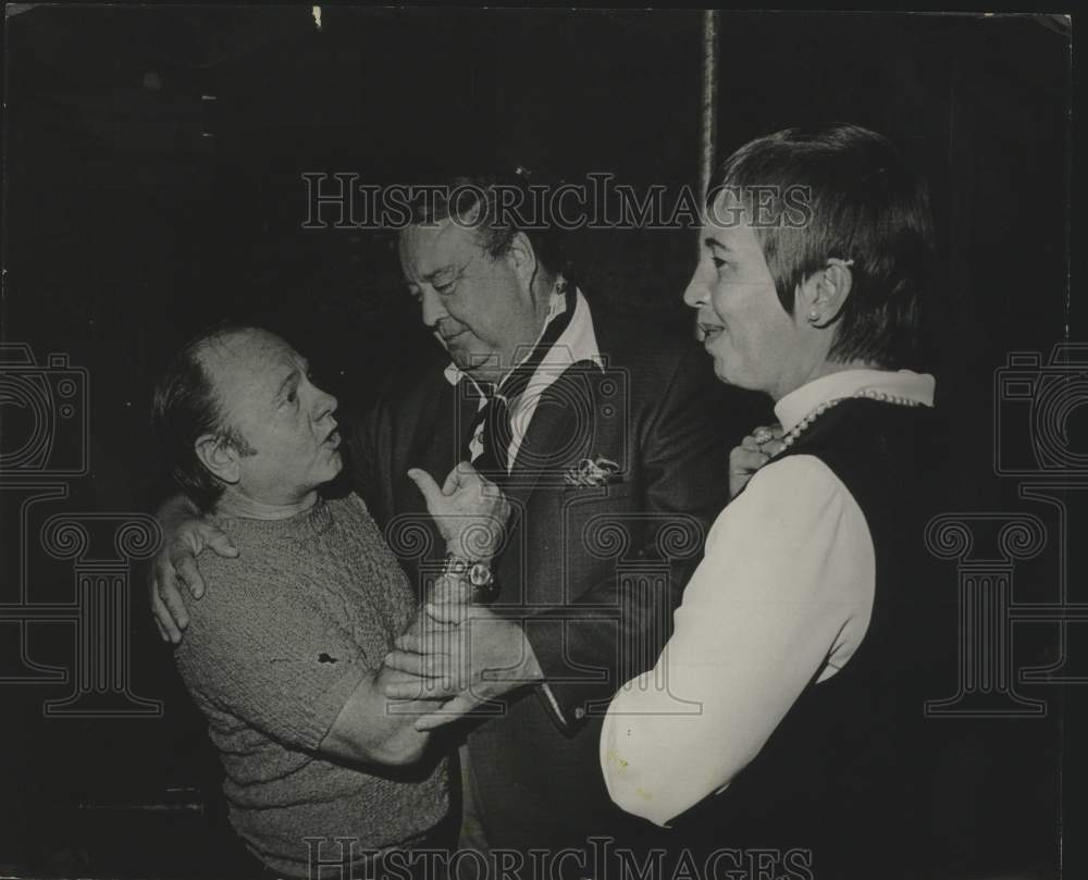 1971 Press Photo Actor Mickey Rooney chats with Jackie Gleason and wife Beverl- Historic Images