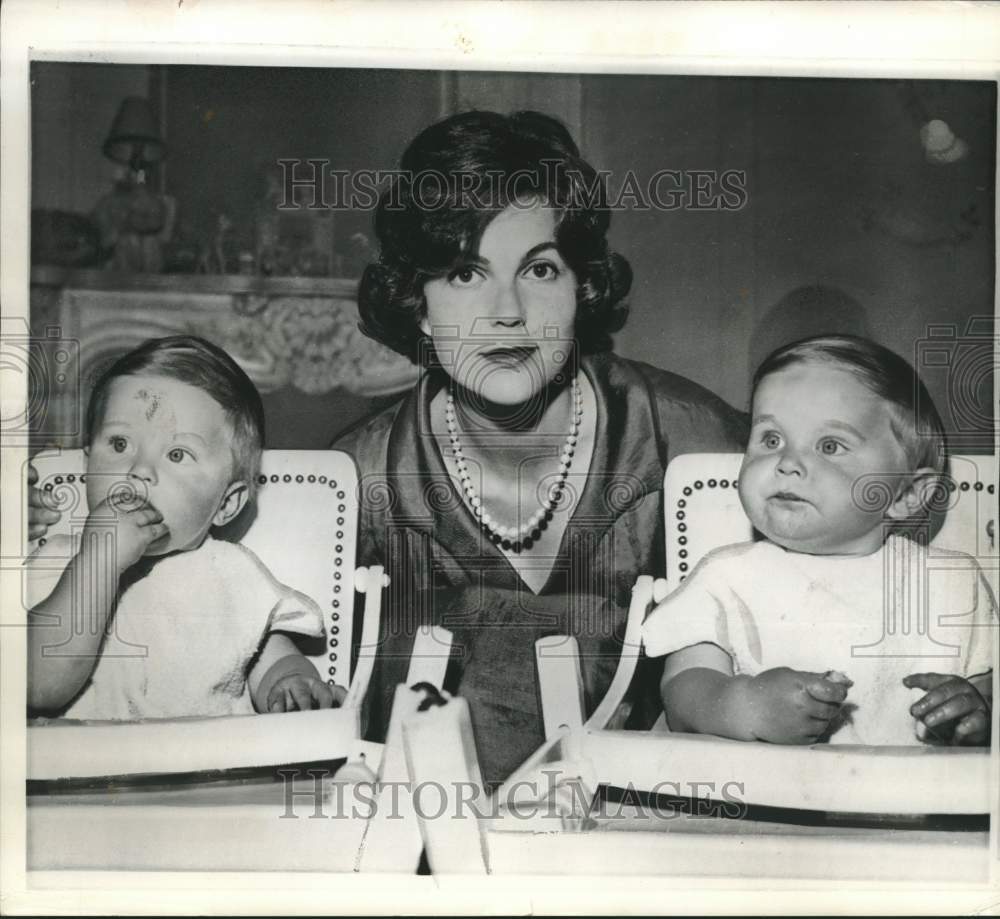 1959 Press Photo Princess Maria Pia of France poses with her twin sons- Historic Images