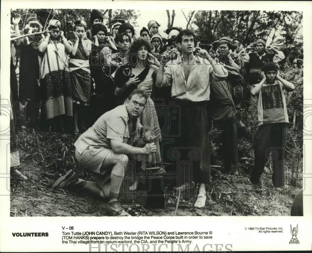 1985 Press Photo John Candy and Others Star in Tri-Star Pictures &quot;Volunteer&quot;- Historic Images