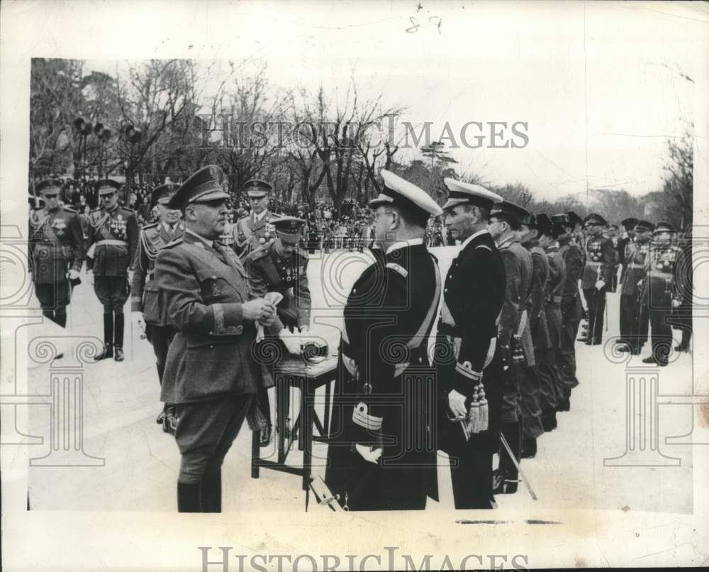 1947 Press Photo Generalissimo Francisco Franco presents Decorations to Officers- Historic Images