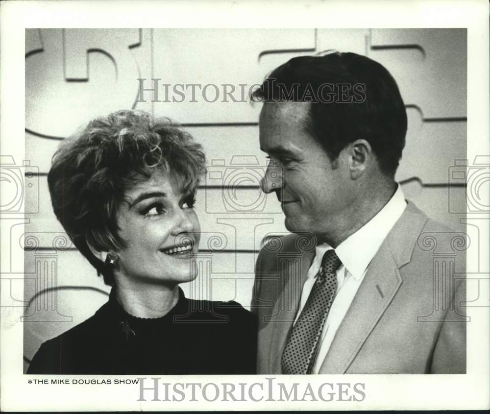 1967 Press Photo Ann Baxter so hosts in &quot;The Mike Douglas Show&quot; - lrx09489- Historic Images