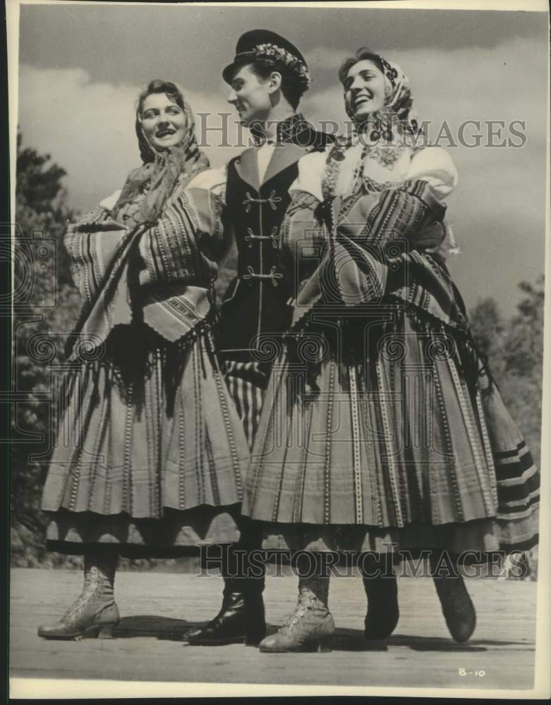 1964 Press Photo Poland Mazowsze Company dancers in authentic costumes- Historic Images