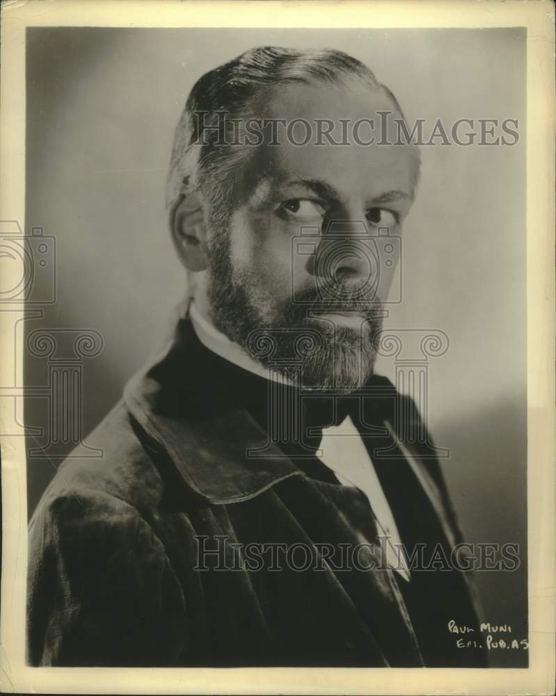 1937 Press Photo Paul Muni recreates noted film &quot;The Life of Louis Pasteur&quot;- Historic Images