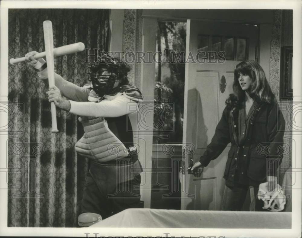 1980 Press Photo Robin Williams and Pam Dawber in a scene from &quot;Mork &amp; Mindy&quot;- Historic Images