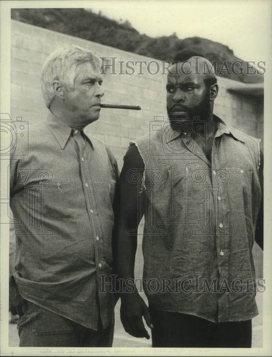 1983 Press Photo George Peppard and Mr.T pose as prison inmates in "The A Team"- Historic Images