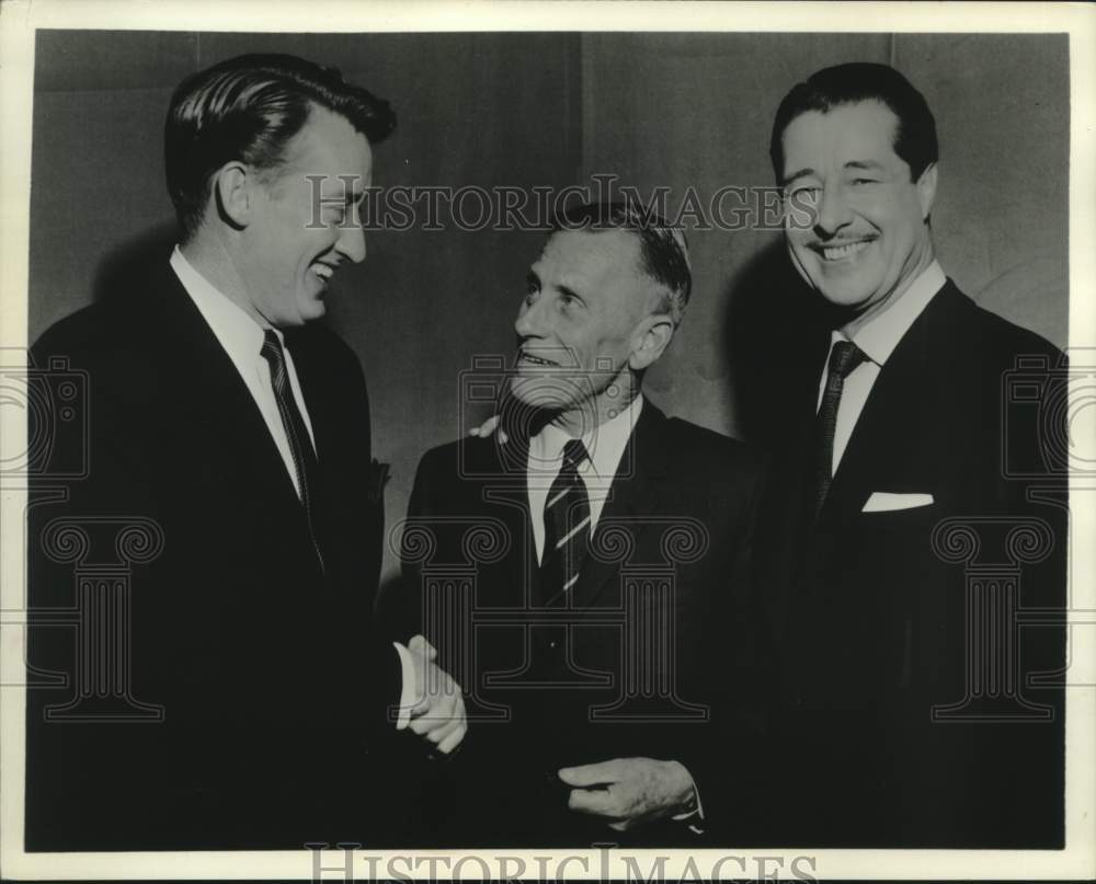 1961 Press Photo Tom Poston and Don Ameche greet Peg Evans who saved president- Historic Images