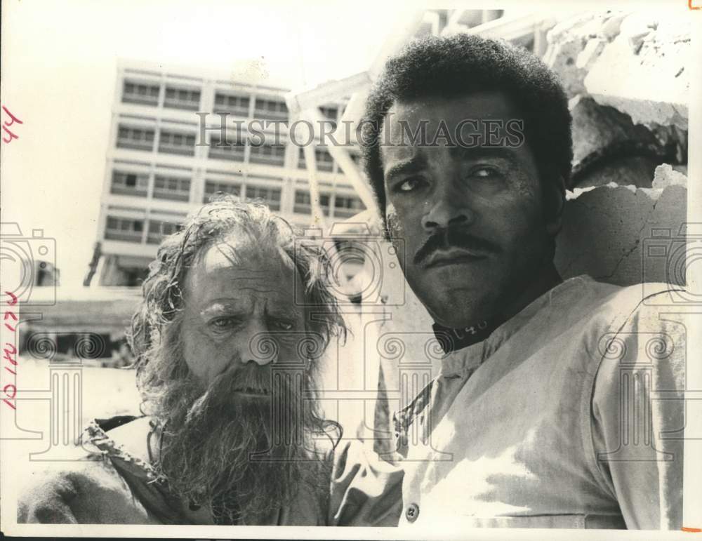 1972 Press Photo Greg Morris and Vic Morrow star in Mission Impossible- Historic Images