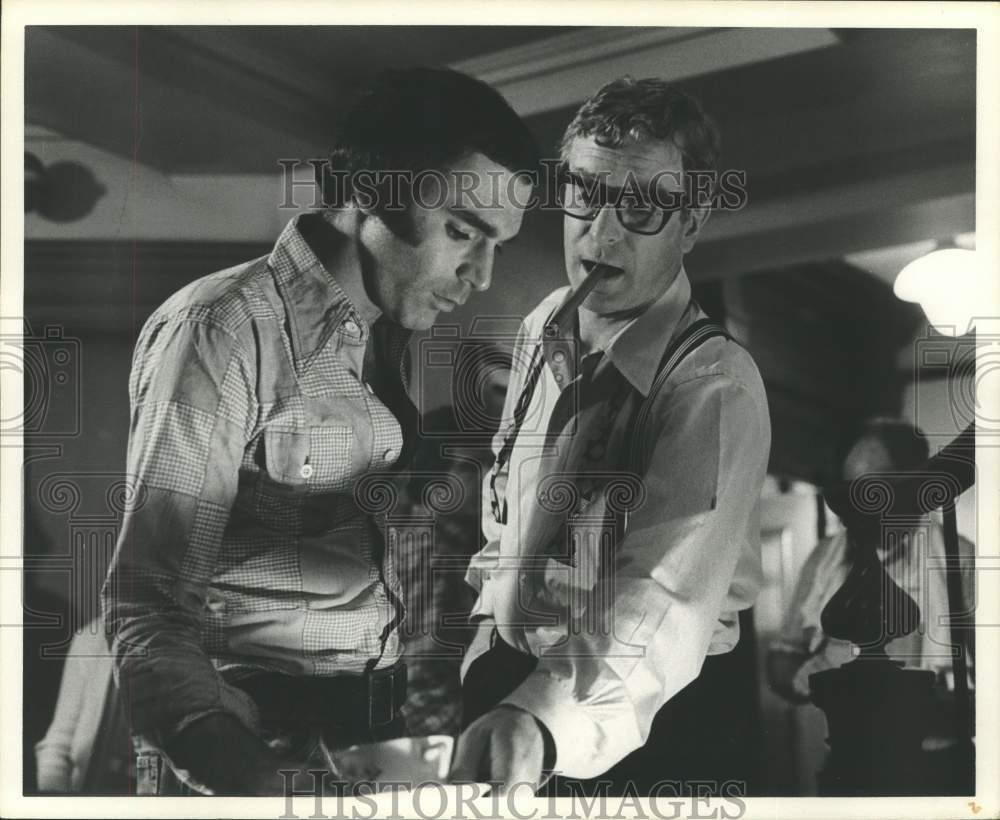 1974 Press Photo Peter Hyams, director and Michael Caine in &quot;Fat Chance&quot;- Historic Images