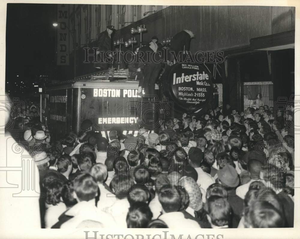 1967 Press Photo Crowd surround Boston Emergency Truck to see James Bond Movie- Historic Images