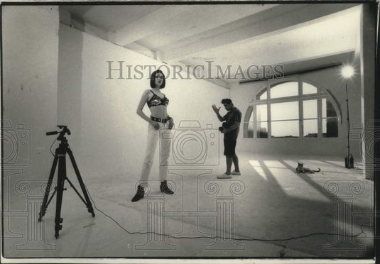 1991 Press Photo Pale-Faced Model Melanie Gales Poses For Christian Lemech- Historic Images