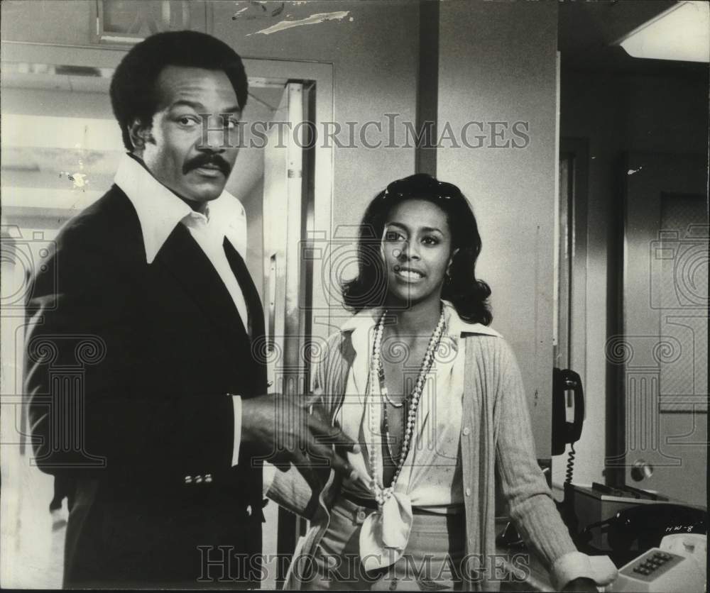 1974 Press Photo Jim Brown and Sheila Frazier in &quot;Three The Hard Way&quot;- Historic Images