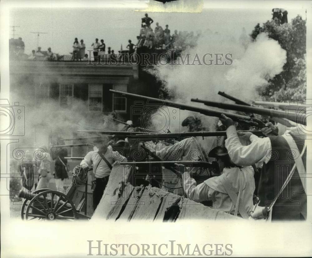 1974 Press Photo Rooftops provided vantage point in film Battle of Bunker Hill- Historic Images