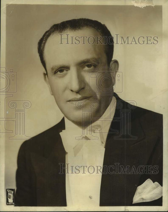 1940 Press Photo Musician Al Goodman performs at the "Texaco Star Theater"- Historic Images