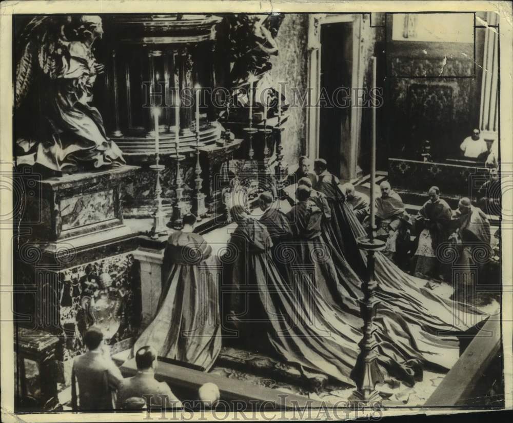 1936 Press Photo Pope Pius XI confers six Cardinals during Vatican City rites- Historic Images