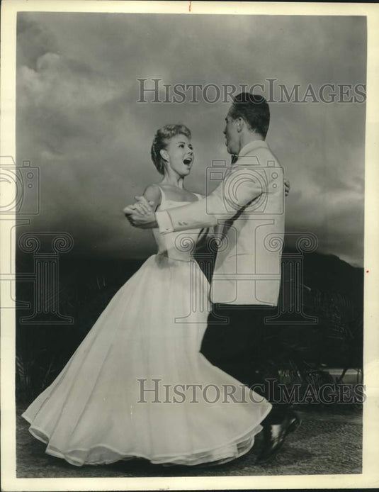1958 Press Photo Mitzi Gaynor, Rossano Brazzi dance in musical "South Pacific"- Historic Images