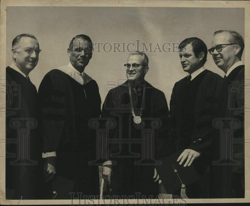 1969 Press Photo University of Massachusetts commencement guests and officials- Historic Images