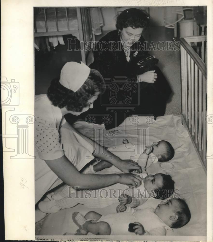 1957 Press Photo Queen Frederika &amp; Princess Sophia Of Greece At Athens Hospital- Historic Images