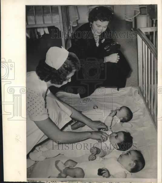 1957 Press Photo Queen Frederika & Princess Sophia Of Greece At Athens Hospital- Historic Images