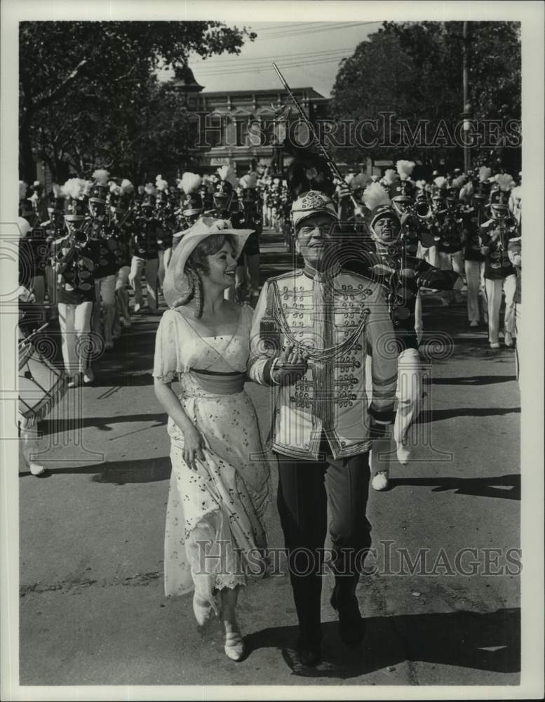 1966 Press Photo Actor Robert Preston with his co-star in a scene of &quot;Music Man&quot;- Historic Images