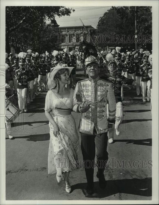 1966 Press Photo Actor Robert Preston with his co-star in a scene of "Music Man"- Historic Images