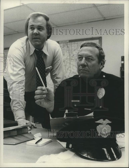 1975 Press Photo American actor Rick Hurst in a scene with George Kennedy- Historic Images