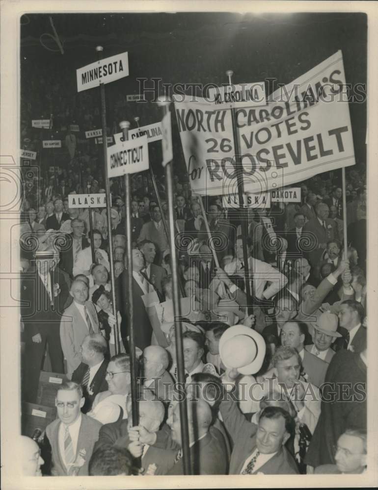 1940 Press Photo Chicago Illinois-North Carolina delegates hold Roosevelt banner- Historic Images