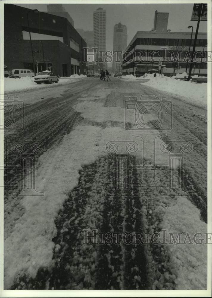 1991 Press Photo Minneapolis-Piles of snow along the Metro area - lrx45033- Historic Images