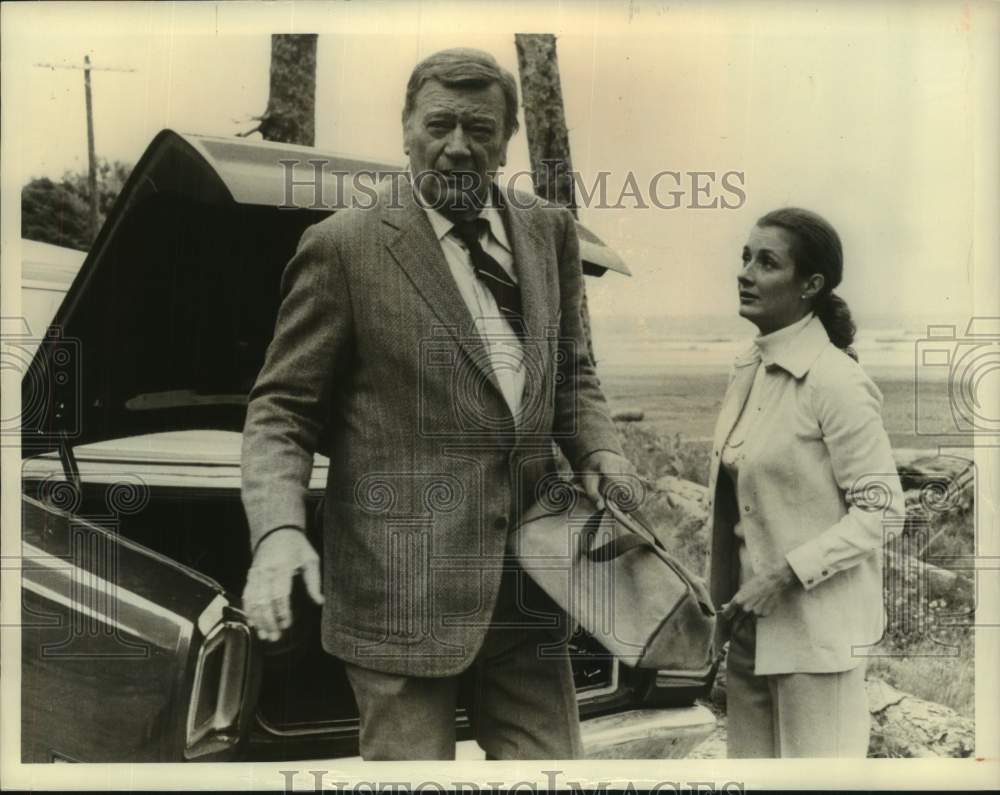 1976 Press Photo John Wayne and Diana Muldaur Star in &quot;McQ&quot; on the NBC Network- Historic Images