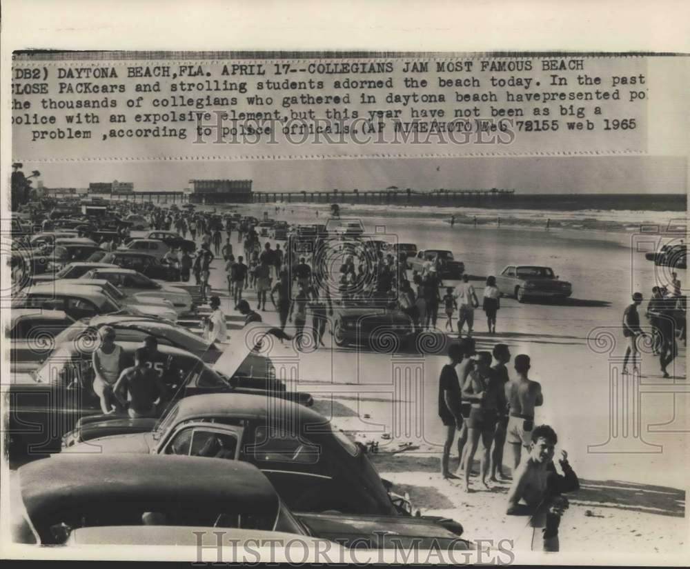 1965 Press Photo Vacationing students on the beach at Daytona Beach, FL- Historic Images