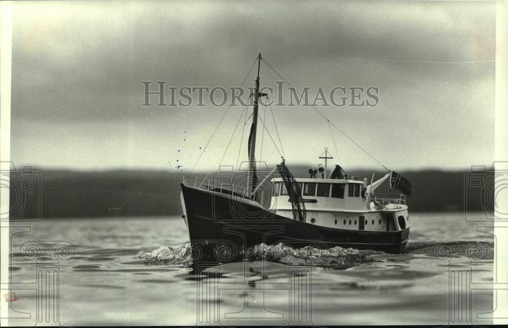 1981 Press Photo A miniature ship sails like a normal sized boat - lrx54617- Historic Images