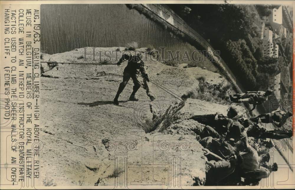 1963 Press Photo Army Students Watch Trainer Use Tactics to Climb Belgium Cliff- Historic Images