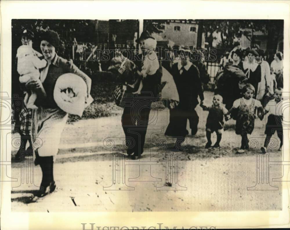 1939 Press Photo Families shown returning to Germany from Poland - lrx57395- Historic Images