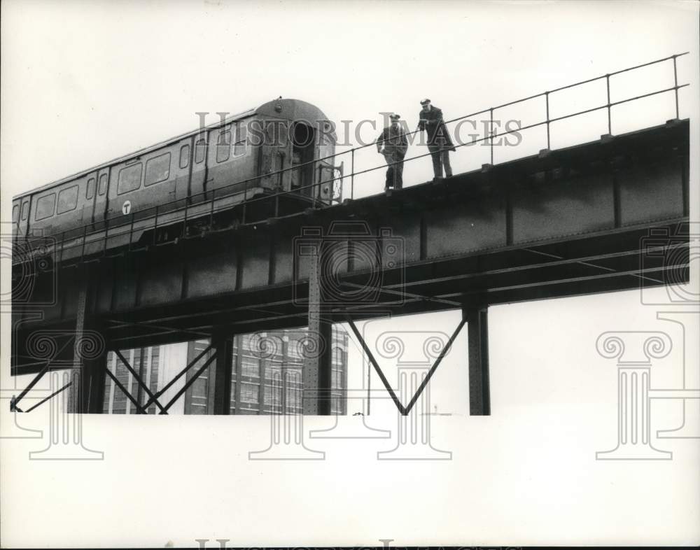 1969 Press Photo Officers wait for power to return, Massachusetts Turnpike- Historic Images