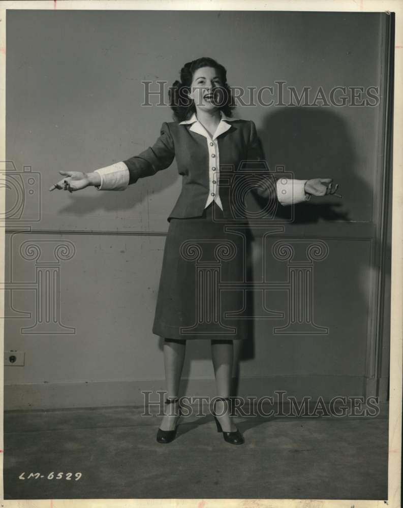 1946 Press Photo Actress Patrica Marshall sings &quot;My Love is a Married Man&quot;- Historic Images