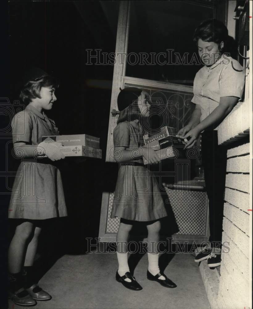 1966 Press Photo Brownie Scouts trick-or-treat for GI&#39;s in Vietnam - lrx61967- Historic Images