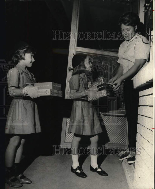 1966 Press Photo Brownie Scouts trick-or-treat for GI's in Vietnam - lrx61967- Historic Images