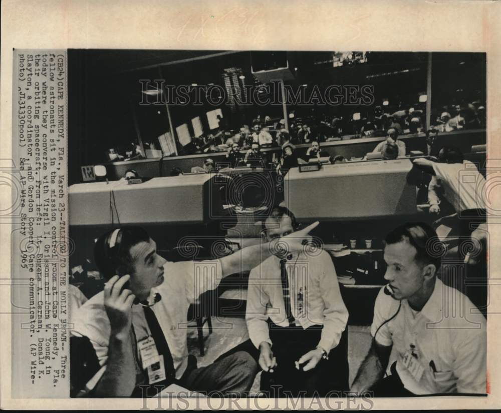 1965 Press Photo Astronauts confer at Mission Control Room, Cape Kennedy Florida- Historic Images