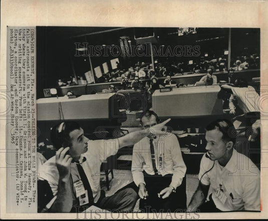 1965 Press Photo Astronauts confer at Mission Control Room, Cape Kennedy Florida- Historic Images