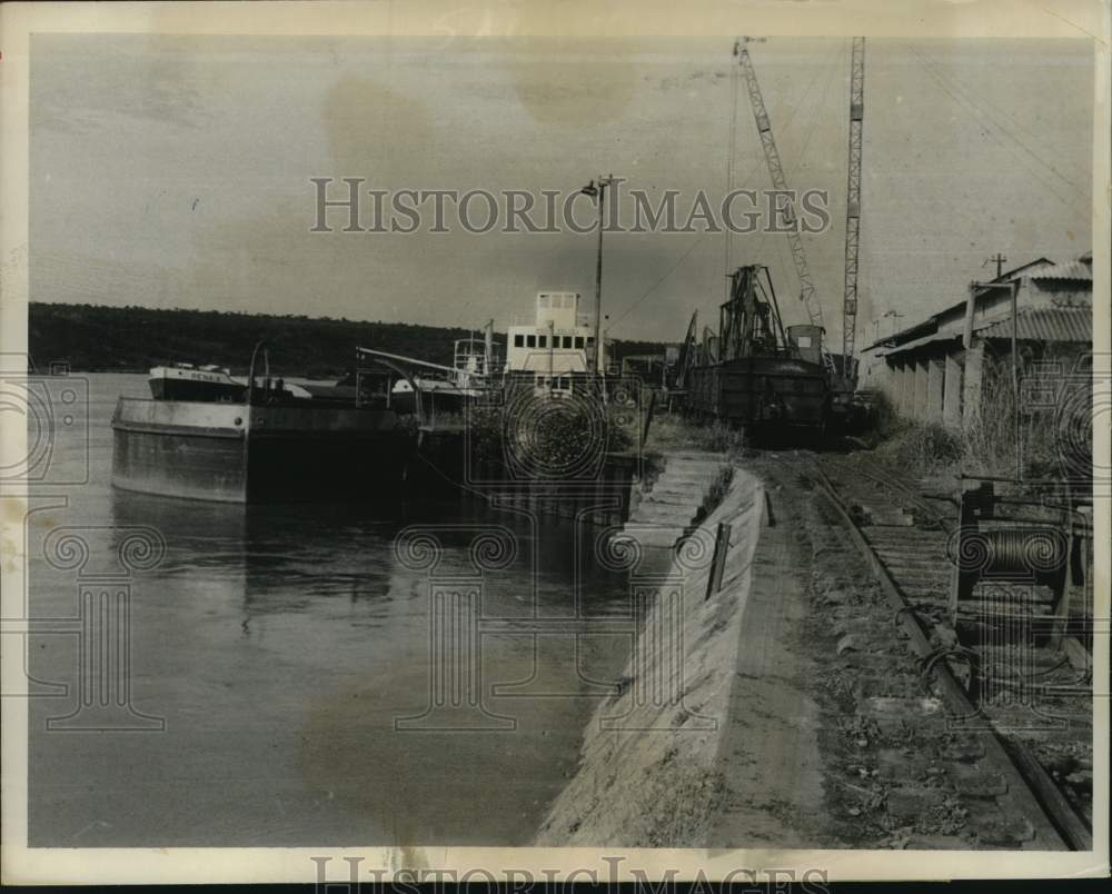 1962 Press Photo Abandoned coal barge in Bukama, Katanga - lrx63651- Historic Images