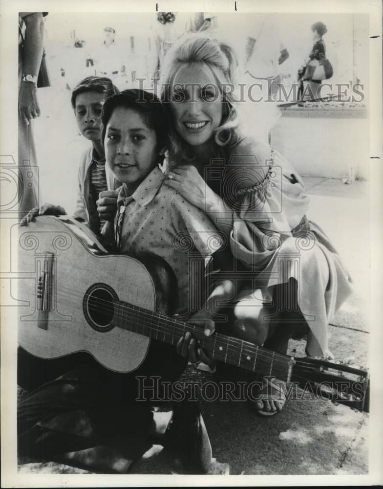 1978 Press Photo Suzanne Somers with a talented kid at Revolution Plaza, Mexico- Historic Images