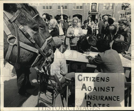 1977 Press Photo People sign petitions at Marlboro protest - lrx64503- Historic Images