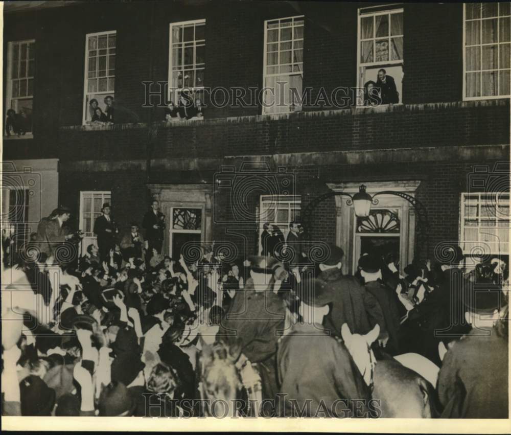 1983 Press Photo Crowd welcomes Premier Chamberlain after Peace Meeting-London- Historic Images