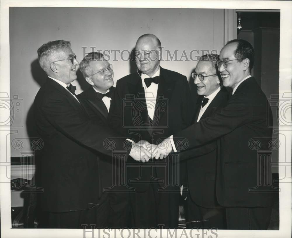 1951 Press Photo Nobel prize winners at the Waldorf-Astoria Hotel dinner- Historic Images