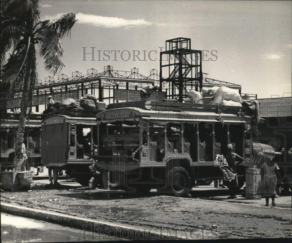 1960 Press Photo Busses wait for passengers in Port Au Prince, Haiti - lrx65937- Historic Images