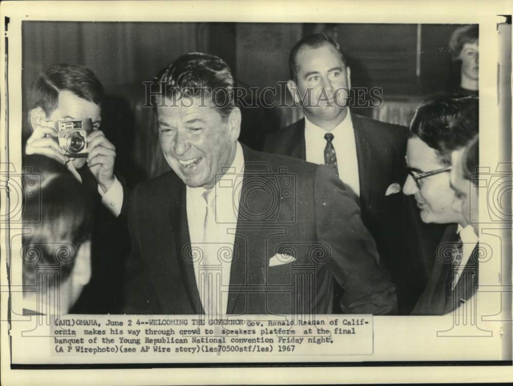 1967 Press Photo Ronald Reagan prepares to speak at Young Republican Convention- Historic Images